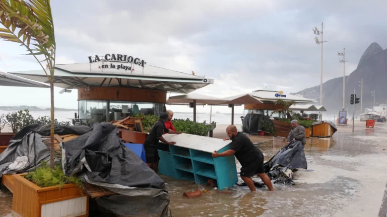 Prefeitura do Rio interdita orla do Leblon após ressaca do mar