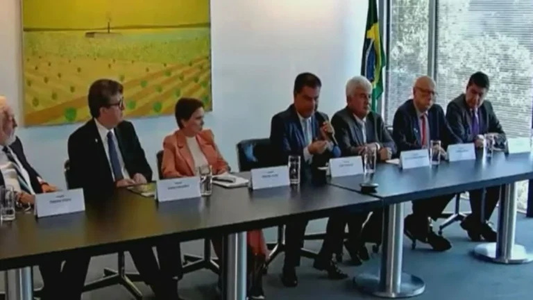 Senadores alertam que EUA vão taxar países que negociam com a Rússia