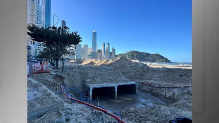 Ciclone e ventos causam cratera em obra na praia de Balneário Camboriú