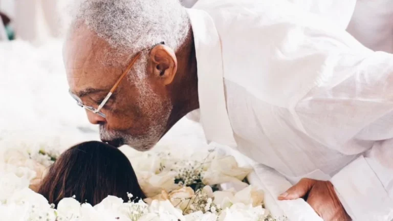 Gilberto Gil se despede de Preta Gil com beijo na testa; veja fotos
