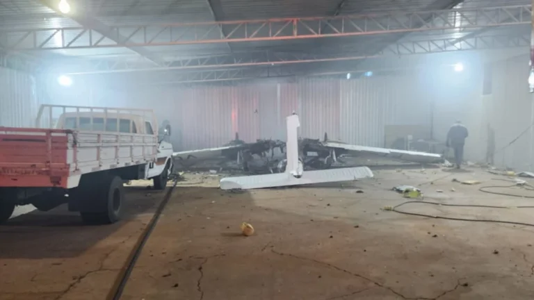 Incêndio destrói avião dentro de hangar em aeroporto de São Paulo