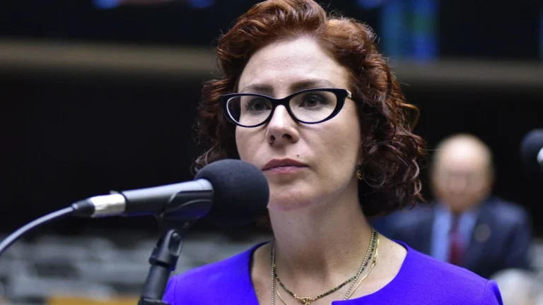 Cassação de Zambelli pode ser votada logo após recesso da Câmara