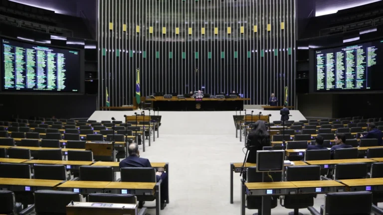 Câmara aprova urgência de projeto que revisa benefícios fiscais