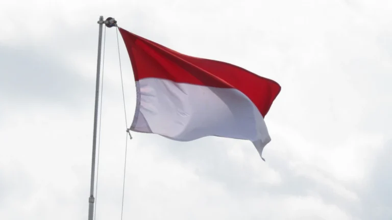 Balsa com 65 pessoas afunda em Bali, na Indonésia
