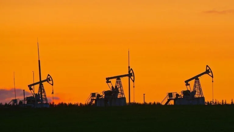 Petróleo fecha em queda com incerteza comercial