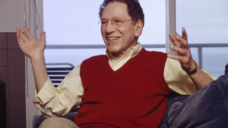 Cantor satírico, Tom Lehrer, morre aos 97 anos