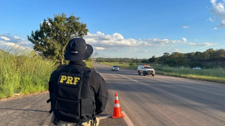 Idoso de 80 anos morre após batida frontal entre carros na BR-153