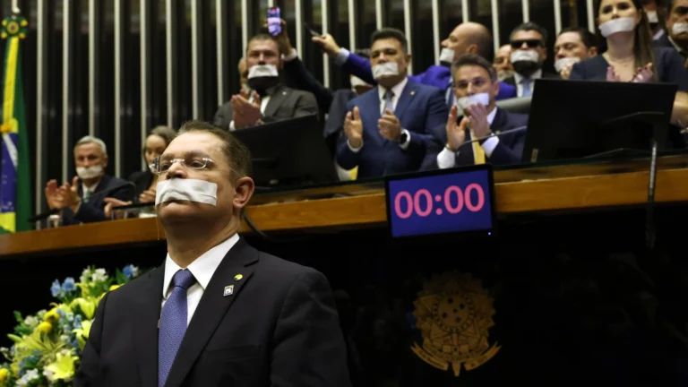 Governistas veem “sequestro” do plenário e querem punição de deputados