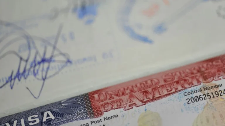 EUA retomam vistos estudantis com exigência de redes sociais públicas