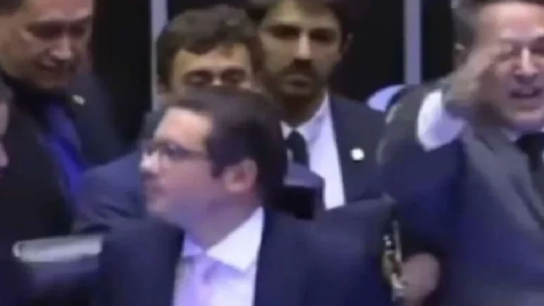 Levou cotovelada? Nikolas Ferreira afirma que foi agredido por parlamentar