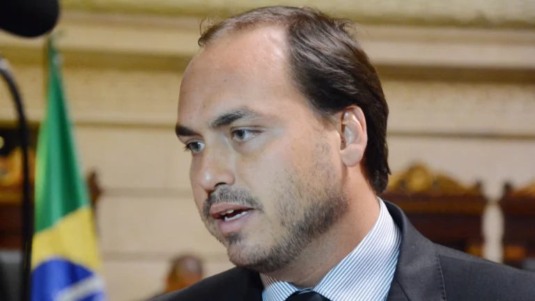 Carlos Bolsonaro diz que Moraes está “decidido a matar Bolsonaro”