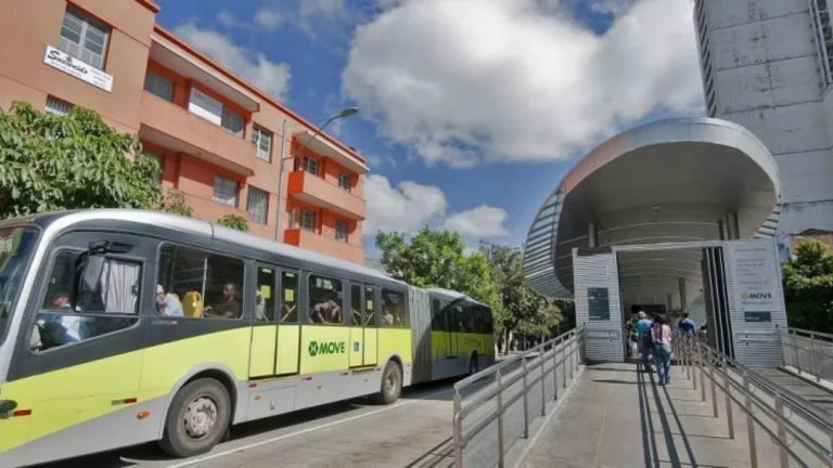Mulher perde parte do dedo em estação de BH, não percebe e segue viagem
