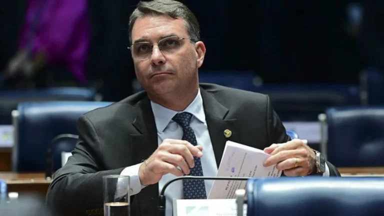 “Qual problema de fazer saudação para rede?”, diz Flávio sobre post apagado