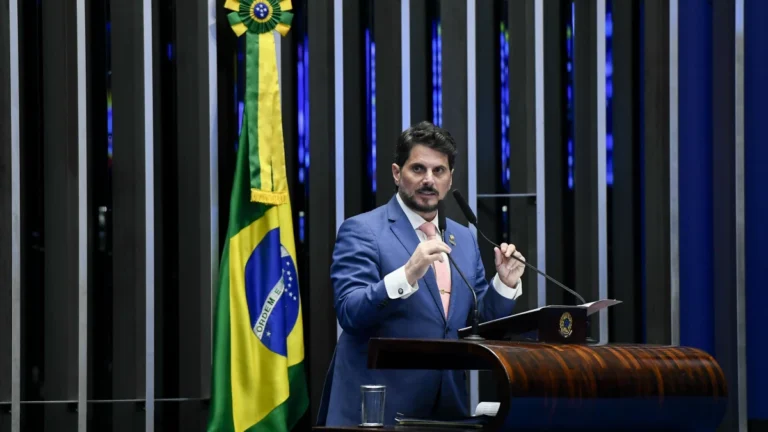 Moraes manda liberar salário e retira tornozeleira de Marcos do Val