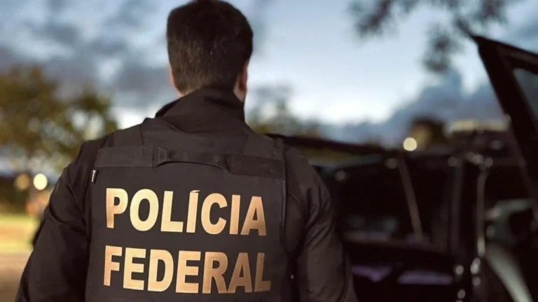 PF suspeita de lavagem após filhos de Bolsonaro receberem mais de R$ 4 mi
