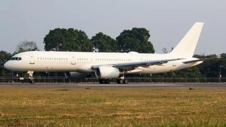 Avião branco do governo dos EUA chega com “missão desconhecida” ao Brasil