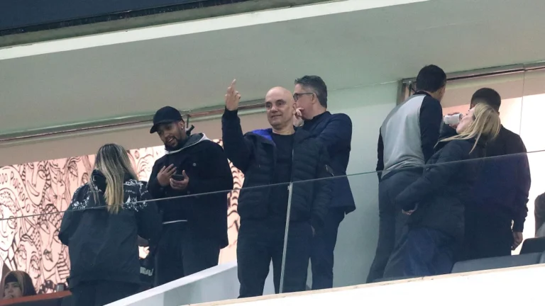 Jornalista que tirou foto de Moraes fazendo gesto obsceno é demitido
