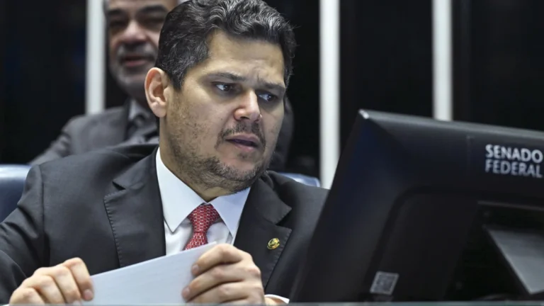 Após oposição ocupar plenário do Senado, Alcolumbre marca sessão remota