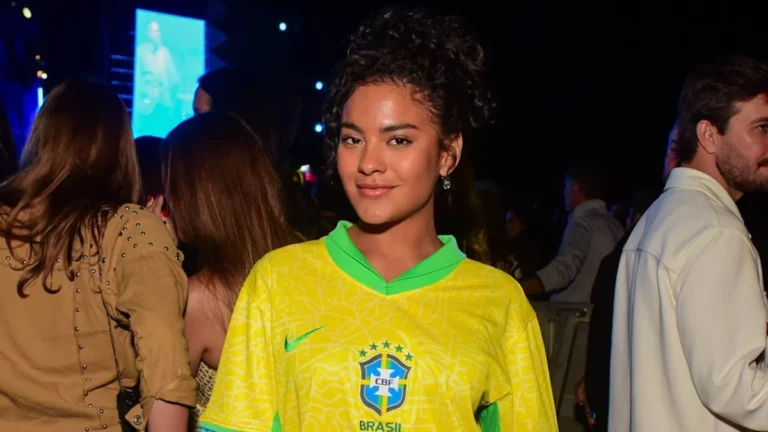 Bella Campos posta foto criança e lembra perrengue: “Cortei franja sozinha”