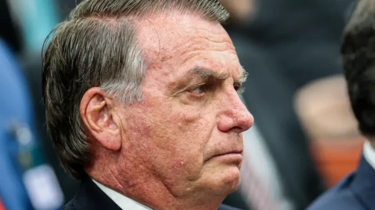 Bolsonaro tem quadro persistente de esofagite e gastrite, diz boletim