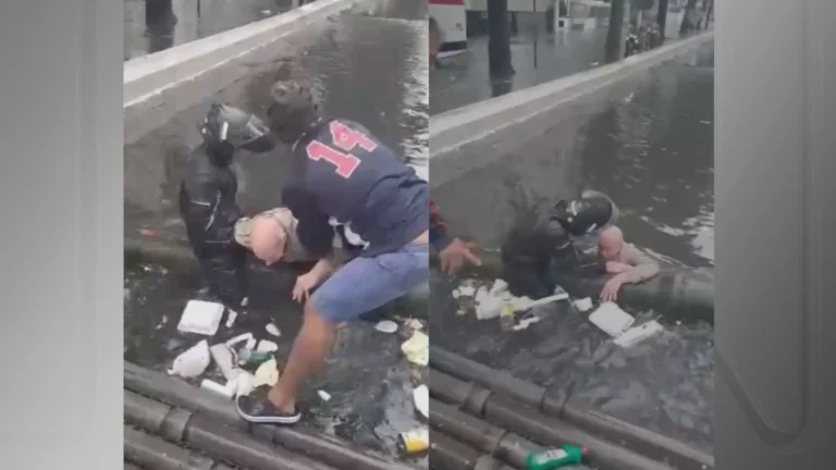 Vídeo: idoso cai em canal durante fortes chuvas e alagamentos em Santos