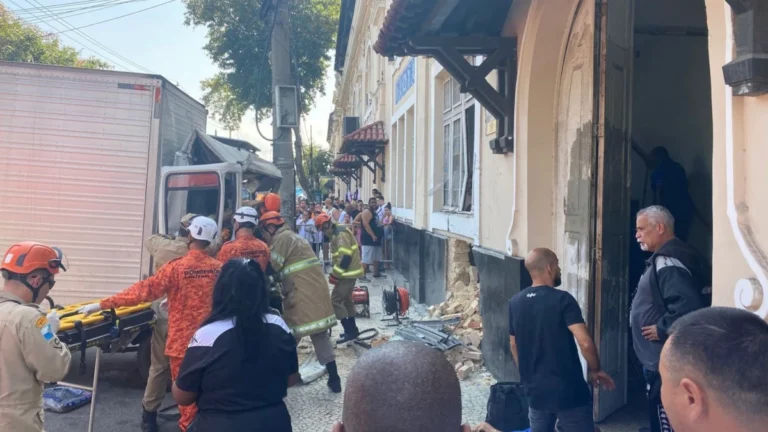 Caminhão desgovernado bate em muro da sede do Vasco no Rio