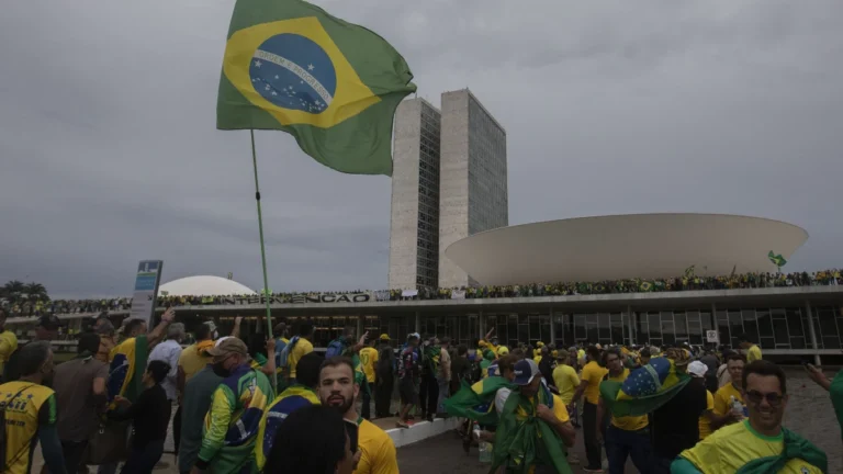 Atlas/Bloomberg: 52,1% discordam de penas aplicadas a réus do 8/1