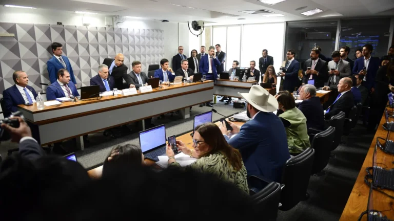 Oposição comemora vitória em comando da CPMI do INSS; base minimiza derrota