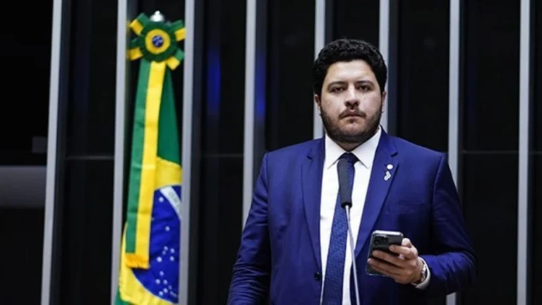 Adultização: Relator de PL diz que projetos querem “surfar onda” de Felca