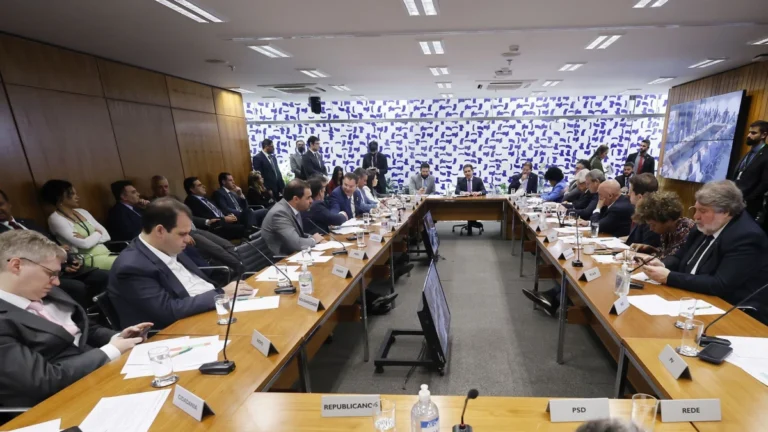 Líderes da Câmara não chegam a consenso sobre PECs e governo ganha tempo