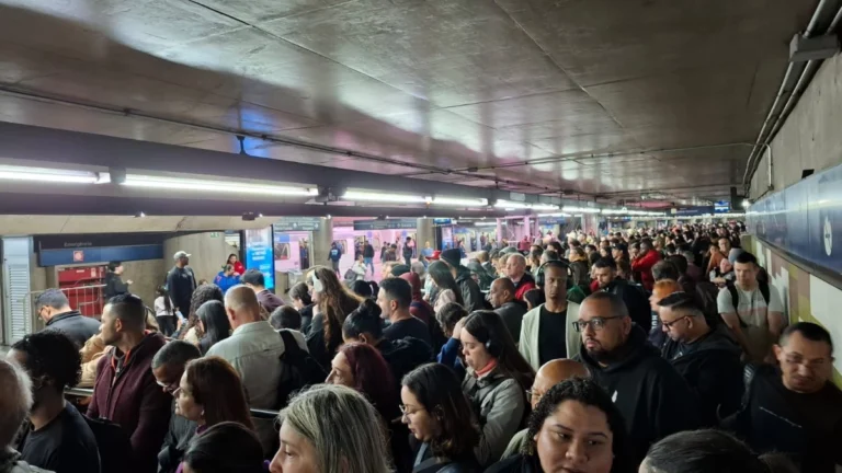 Resgate de passageiro na via afeta três linhas do Metrô de SP