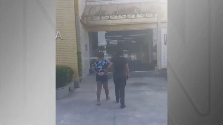 Menino de 4 anos é deixado sozinho em casa, vai à BR-101 e avó é presa