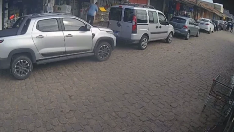 Vídeo: Jovem é atacado a tiros por homens de moto em Maceió