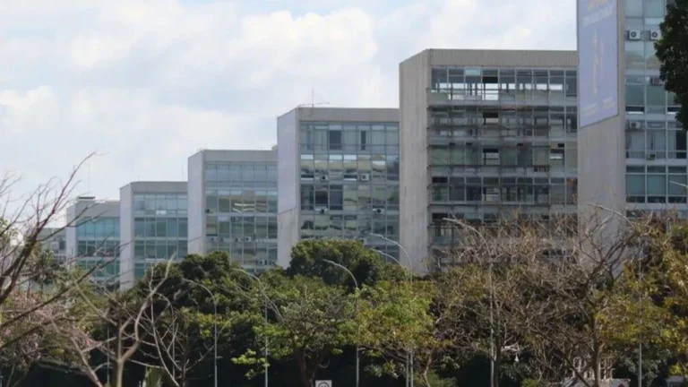 Ministros esperam reforma ministerial só em 2026