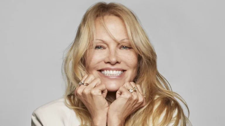 Pamela Anderson revela tática para relação saudável com as redes sociais