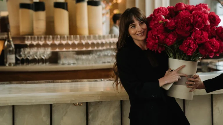 Diretora diz que “Amores Materialistas” é uma crítica ao capitalismo