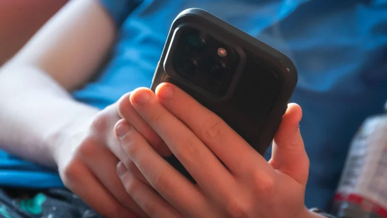 Pai e madrasta fixaram meta de conteúdo sexual a jovens; polícia investiga