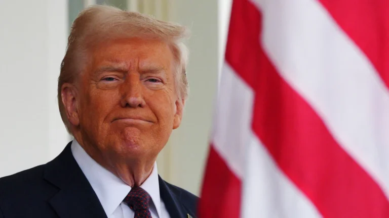 Trump comemora tarifas em vigor e diz que “bilhões de dólares” vão aos EUA