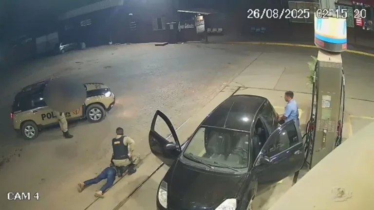 Vídeo: mulher salta de carro e pede socorro à PM após sequestro em MG