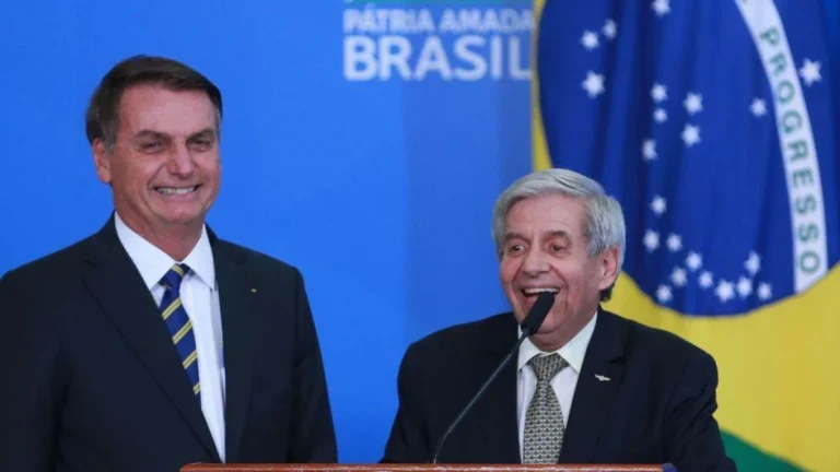 Em agenda apreendida pela PF, Heleno defende vacinação de Bolsonaro