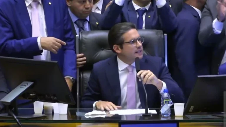 Hugo aciona Polícia Legislativa após confusão no plenário da Câmara