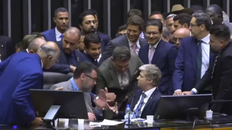 Van Hattem senta em cadeira de Hugo e só sai após negociação