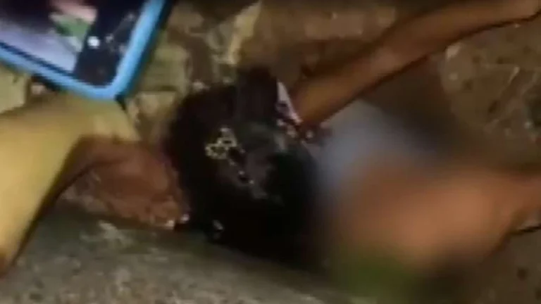 Menina entra em bueiro para ajudar a resgatar amigo na Bahia