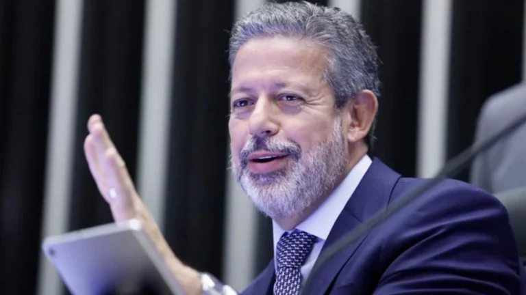 Lira prevê votação da isenção do IR até dezembro na Câmara
