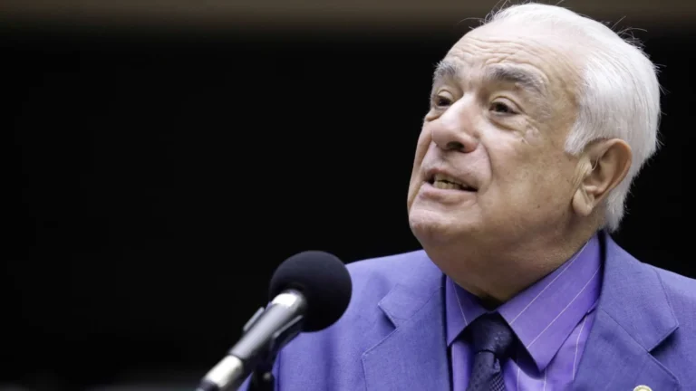 Deputado expulso do PL se reúne com Lula no Alvorada