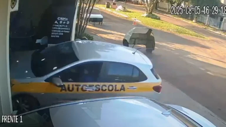 Aluna invade autoescola durante tentativa de baliza no Paraná; veja vídeo