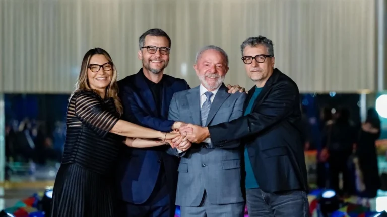 “O Agente Secreto” é exibido no Palácio da Alvorada; Lula posa com elenco