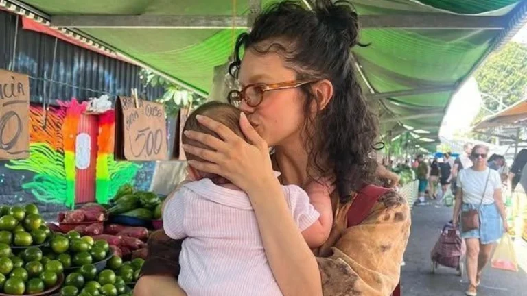 Manu Gavassi posta foto rara com filha e diz: “A vida é perfeita”