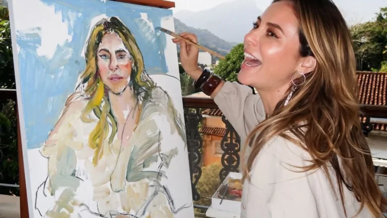 Paolla Oliveira posa com quadro em sua homenagem