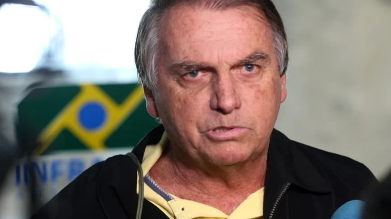 Após duas semanas em prisão domiciliar, Bolsonaro vai ao hospital